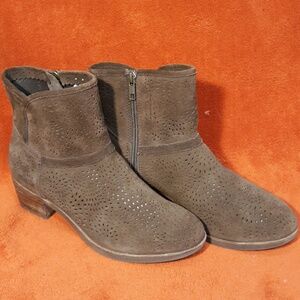 -UGG Ankle Boot Suede...Size 8.5